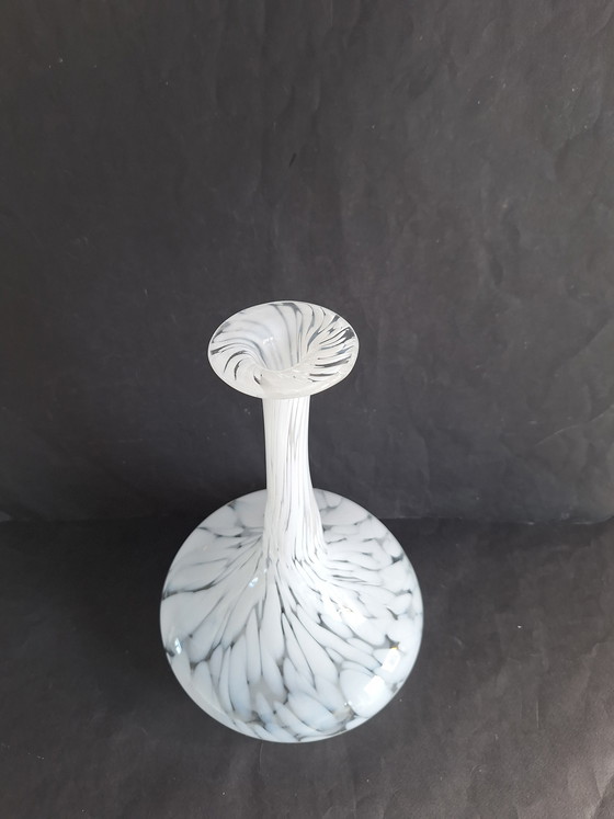 Image 1 of Jarrón Murano Venice UNICA de cuello largo con diseño de puntos blancos y cuerpo ancho. Década de 1980.