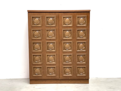 Barschrank im brutalistischen Stil
