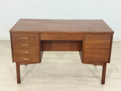 Bureau uit het midden van de vorige eeuw / Deens teakhouten bureau / vintage bureau / bureau uit de jaren 60