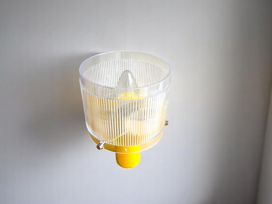 Image 1 of Applique da parete in acrilico giallo in stile moderno portoghese di metà secolo