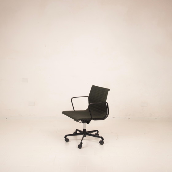 Charles & Ray Eames Zwart Aluminium Bureaustoel, eind 20e eeuw, voor ICF – Bureaustoelen, Metal, Modern (photo 2 of 20)
