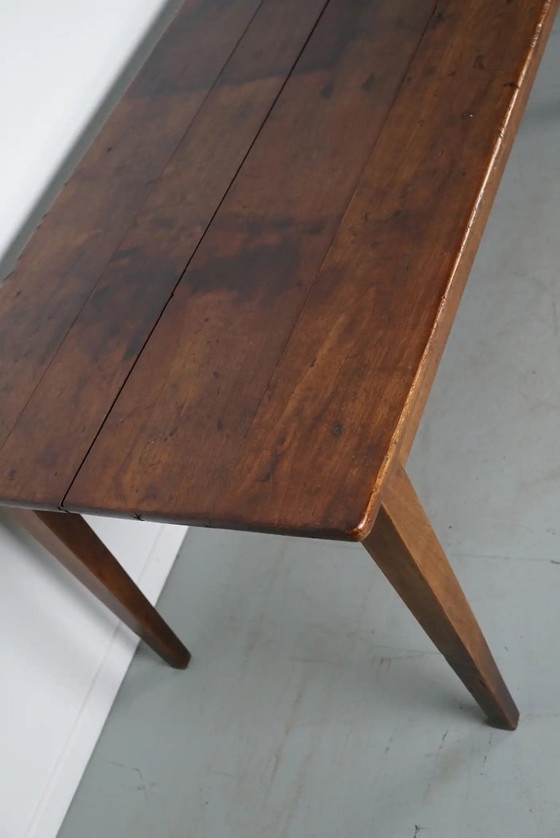 Image 1 of Deze Franse consoletafel werd ontworpen en vervaardigd rond het einde van de 19e eeuw uit marmer en gietijzer. De tafel verkeert