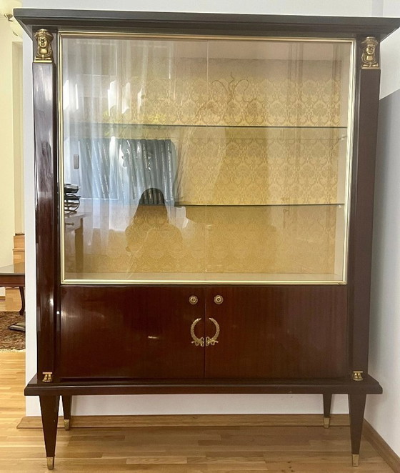 Image 1 of Vetrina vintage in stile Impero francese. Vetrina Art Déco con elementi in ottone su legno di mogano e tessuto broccato