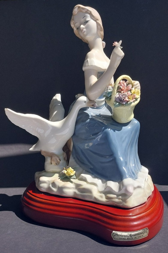 Image 1 of Large porcelain figurine: Lady with a goose and basket of flowers