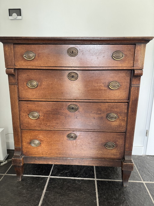 Commode ancienne en bois avec 4 tiroirs et ferrures en laiton – ladekasten, Wood, Brass