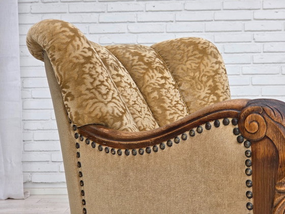 Image 1 of Deense relaxfauteuil uit de jaren 50, bekleed met velours en gesneden eikenhout.