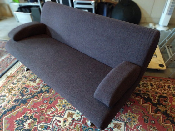 Image 1 of Sofá de tela Artifort Tara C736 con patas metálicas.