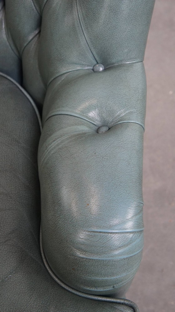 Image 1 of Blauwe chesterfield fauteuil gemaakt van rundleer in Engelse stijl met siernagels