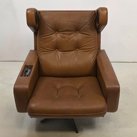 Luxe Audio Fauteuil 70s Leder Geïntegreerde Audio In De Stijl Van Robin Day – Leather (photo 6 of 8)