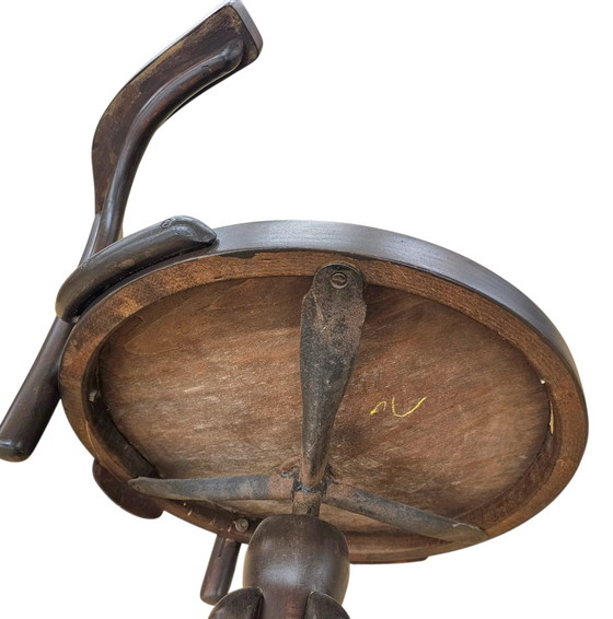 Silla de escritorio giratoria de madera curvada estilo Viennese Secessionist / Art Nouveau

Ancho 60 (photo 9 of 14)