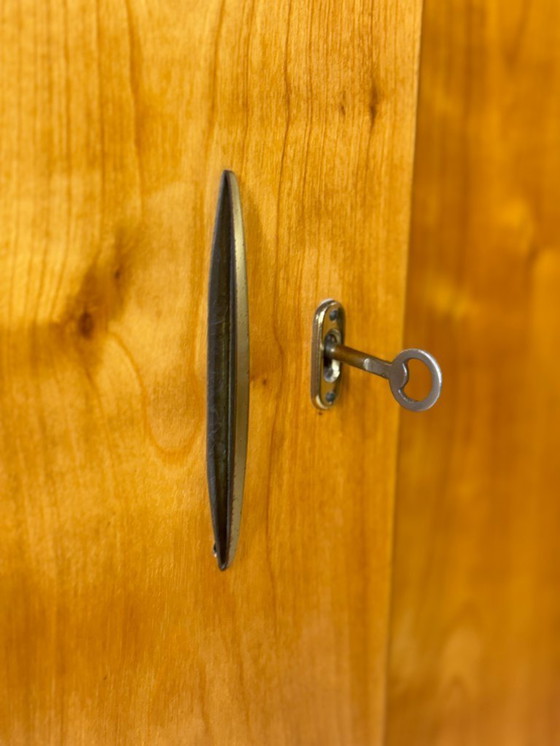Image 1 of Armoire style années 50 / Meuble en bois / Placard à linge / Armoire de chambre vintage
