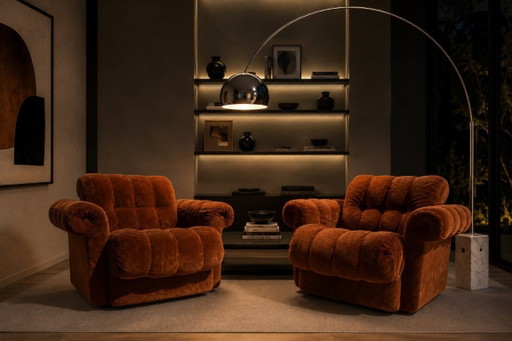Een paar fauteuils uit de jaren 70 in Space Age-stijl, bekleed met bruin fluweel.