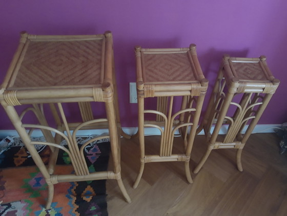 Splendido set vintage italiano anni '70 di 3 tavolini laterali in rattan e bambù, tavolini per piante e (photo 3 of 9)