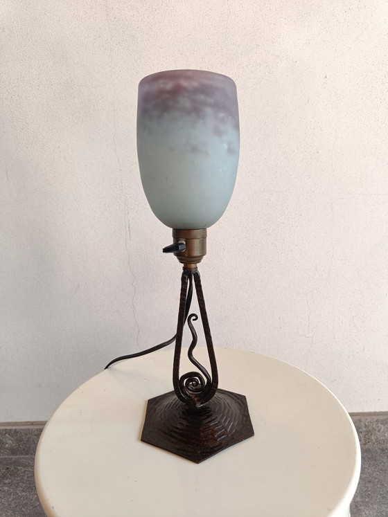 Image 1 of Lampada francese vintage in stile Art Déco con paralume in vetro firmato L'ELF e base in ferro successiva, anni '30-'50.