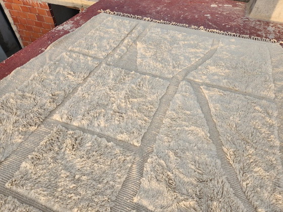 Image 1 of Grande tappeto marocchino Beni Ourain 350 x 250 cm – Tappeto berbero in lana tessuto a mano nei colori avorio e grigio