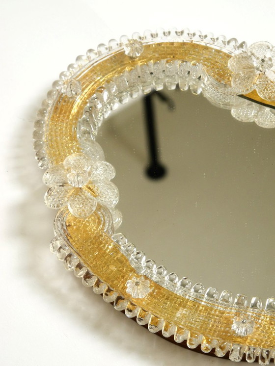 Image 1 of Magnifique miroir à main ou mural vénitien Mid Century Modern avec rosaces en verre de Murano. Fabriqué en Italie.