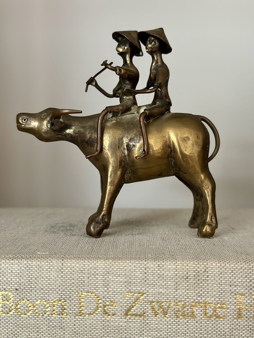 Vintage messing beeldje – twee figuren op een waterbuffel