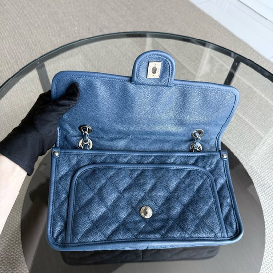 Image 1 of Chanel French Riviera – Gestepptes Kalbsleder mit Caviar-Muster, blau-silberne Beschläge, Serie 15