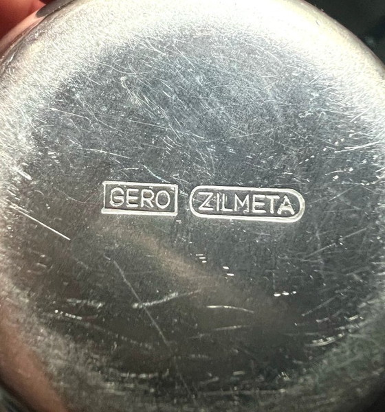 Image 1 of 2 borden en 2 verzilverde tinnen kopjes van Gero Zilmeta, versierd met konijnen.