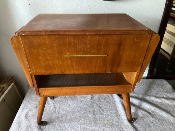 Image 1 of Vintage naaikar uit de jaren 60 - naaitafel - naaikast - op wielen - 3520 - Erzgebirge