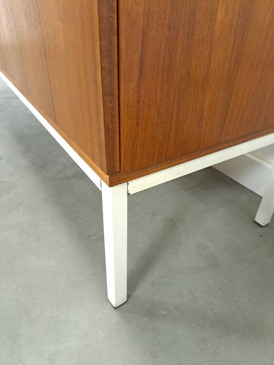 Image 1 of Furnieranrichte aus Schweden mit weißen Stahlbeinen