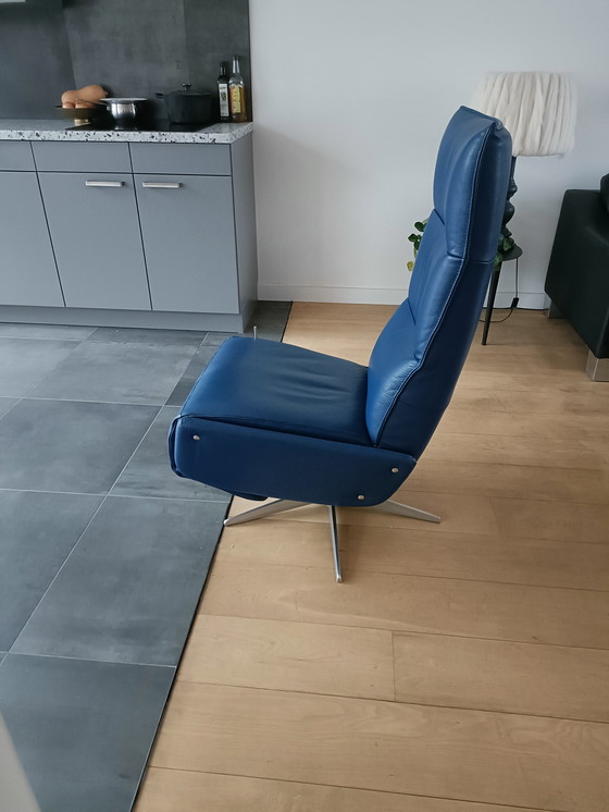 Image 1 of Poltrona relax in pelle blu.