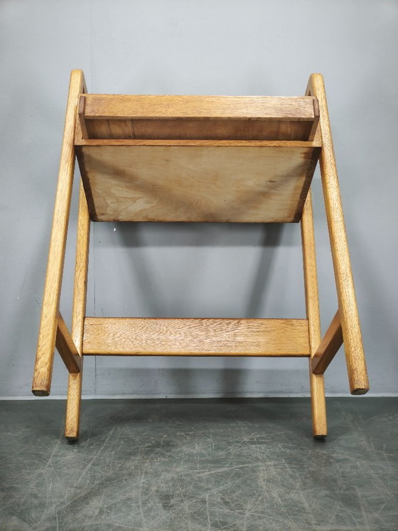 Image 1 of Table d'appoint en chêne tchèque des années 1960 avec tiroir de rangement intégré