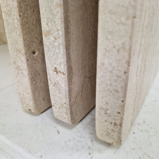 Image 1 of Italienische Beistelltische aus Travertin mit Rillenmuster aus den 1980er Jahren – 3er-Set