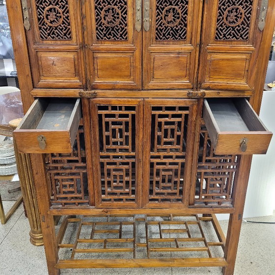Image 1 of Mueble / Armario “Gabinete de erudito”, madera de olmo, trabajo de celosía, Dinastía Qing, s. XIX – China