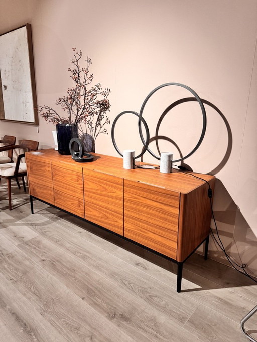 Aparador de nogal macizo de Porada Modelo Kanto