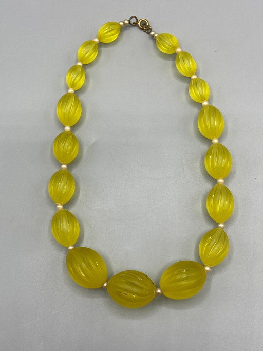 Vintage Lemon Yellow Choker Necklace – Ribbed Oval and Mother-of-Pearl Beads – decoratieve objecten, Mid Century Modern
