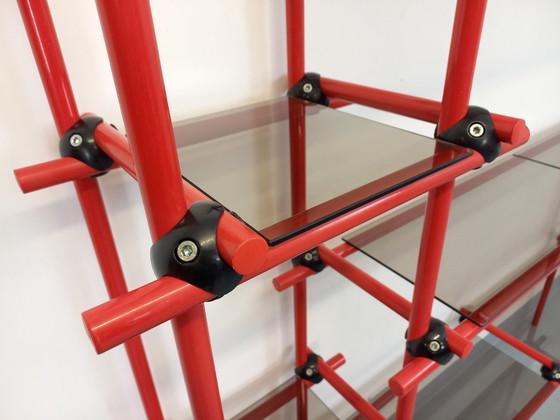 Image 1 of Vintage Italiaanse Bauhaus-boekenkast van rood metaal en rookglas uit de jaren 70.