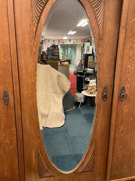 Image 1 of Armario antiguo con 3 puertas, cajones y espejo.