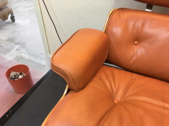 Poltrona Eames Lounge Chair & Ottoman Orig. del 1976, Legno di Palissandro, Prof. Restaurata – Herman Miller (photo 4 of 13)