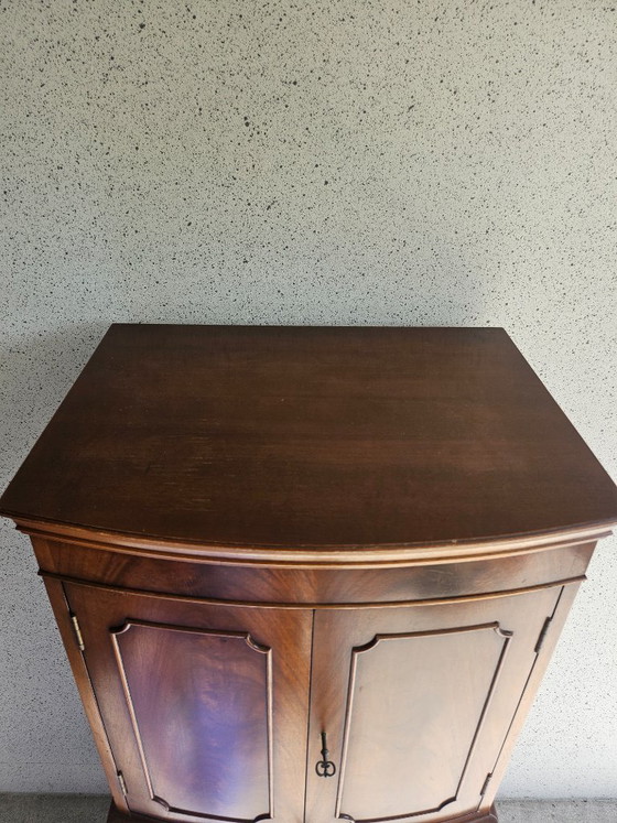 Image 1 of Barkast massief notelaar 