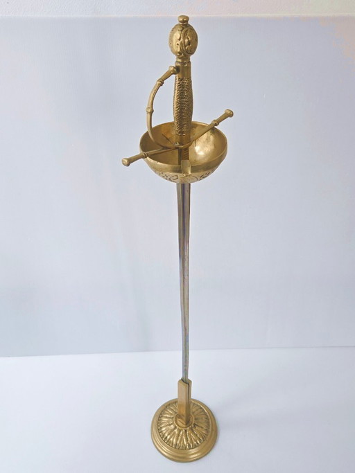 Cenicero vintage de los años 70 con forma de espada, de latón y bronce dorado.