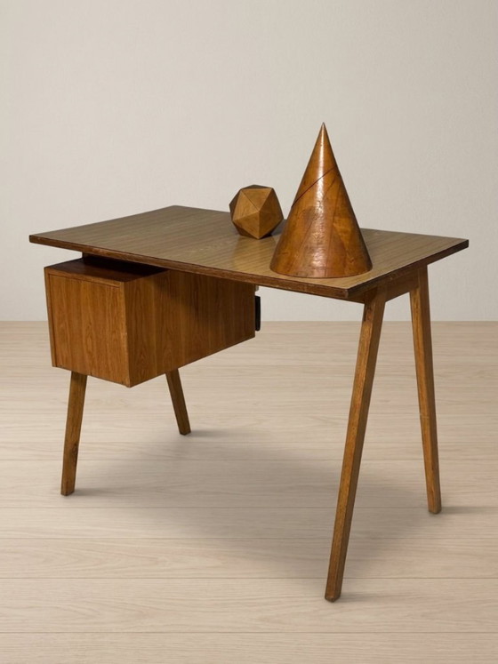 Schrijftafel, houten bureau uit het midden van de 20e eeuw, ontworpen door Robin Day, jaren 1950, Verenigd (photo 3 of 8)