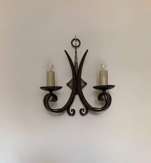 Smeedijzeren wandlamp uit de jaren 60 neogotische stijl