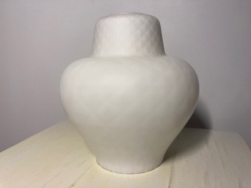 Pantalla de lámpara vintage de opalina blanca con hermosa curva (Posiblemente Louis Kalff)