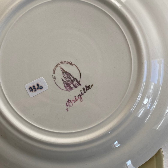 Image 1 of 6 antieke crèmekleurige aardewerken dinerborden met gouden rand en bloemendecoratie, L'Amandinoise Brigitte-patroon, vintage