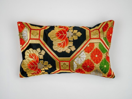Image 1 of Das Kikkō Royal Lendenkissen: Geometrisches Muster aus schwarzer und goldener Seide