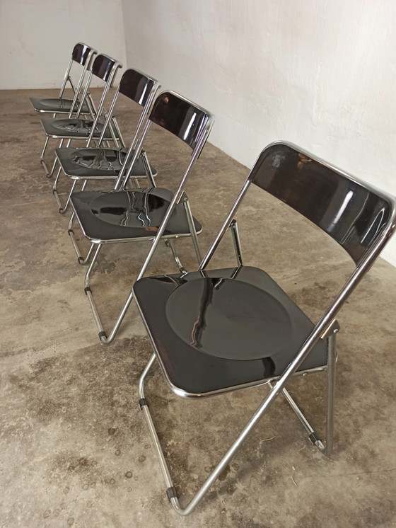 Image 1 of 5 vintage chromen en zwarte klapstoelen