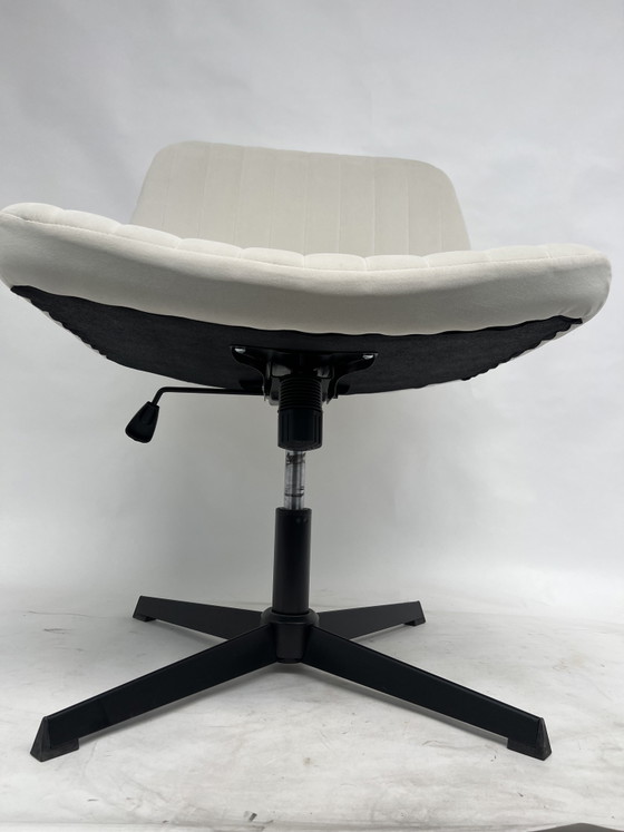 Image 1 of Sedia Buckitbow in velluto bianco