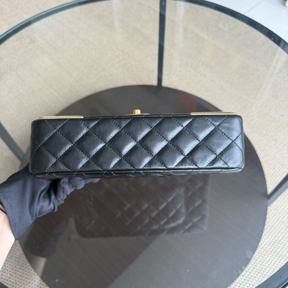 Image 1 of Borsa Chanel Classic Flap Seasonal Medium - Rock The Corner in pelle di vitello trapuntata nera con finiture dorate, serie 24