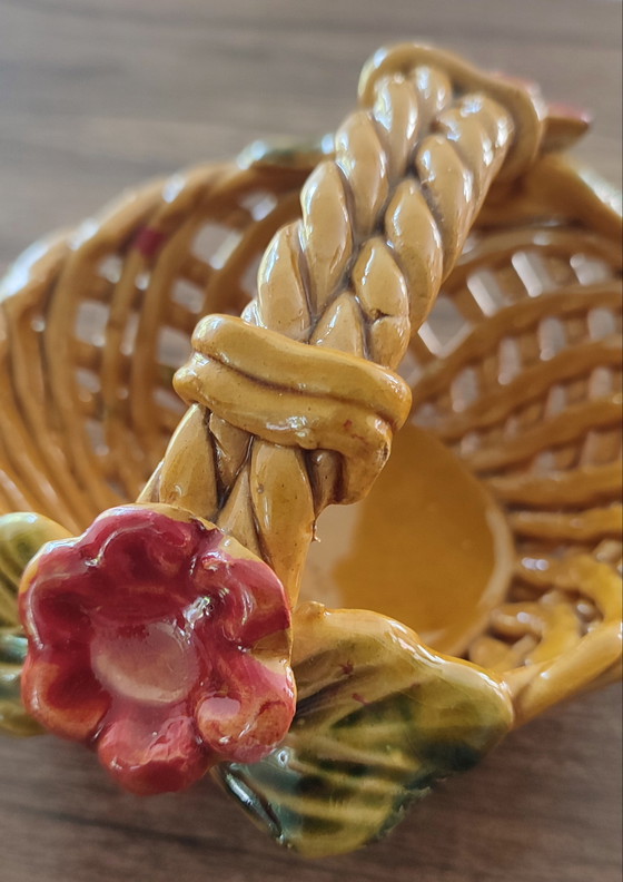 Image 1 of Pequeña cesta de barbotina calada de los años 60