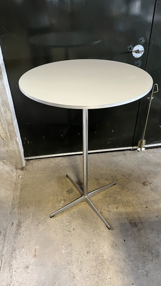 Fritz Hansen Standing Tables 3 – Side tables, Aluminium (photo 3 of 5)