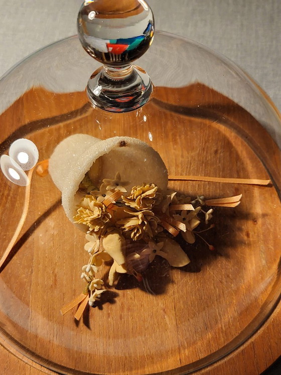 Fleurs de Sucre Anglaises sous Cloche en Verre sur Plateau en Bois, Englische Konditoren Zuckerkunst (photo 2 sur 15)