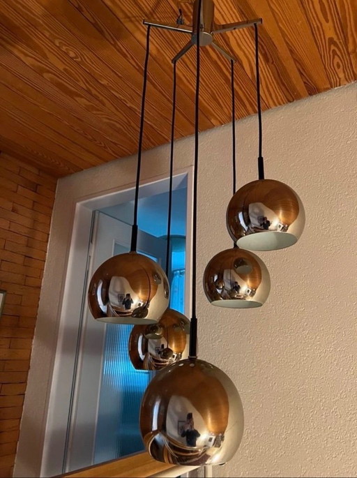 Pendelleuchte mit fünf sphärischen Chromschirmen