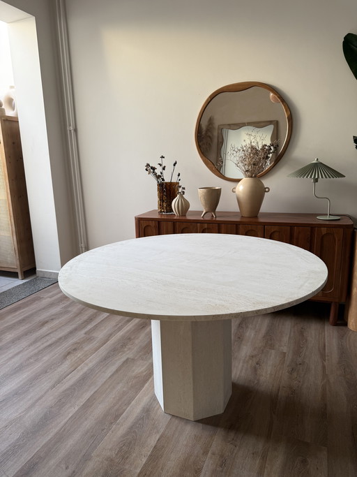 Mesa de travertino antigua