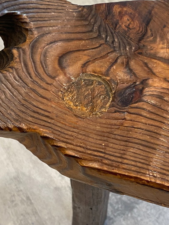 Image 1 of antieke brutalistische driepootstoel nr. 1, gesneden uit massief hout